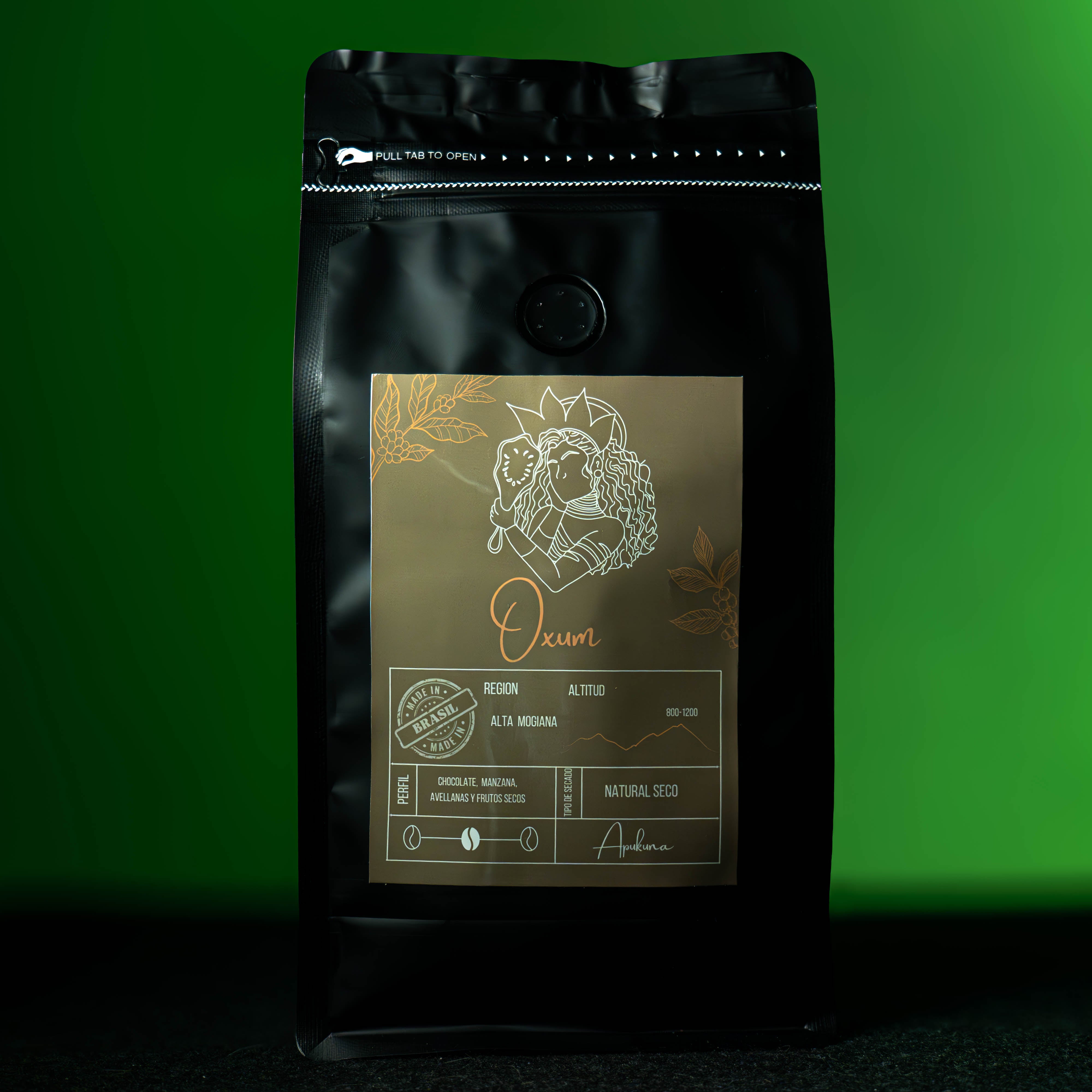 Bolsa de café de especialidad Oxum de Apukuna Coffee, con diseño elegante y tonos verdes. Café de la región Alta Mogiana en Brasil, con notas de chocolate, manzana, avellanas y frutos secos.
