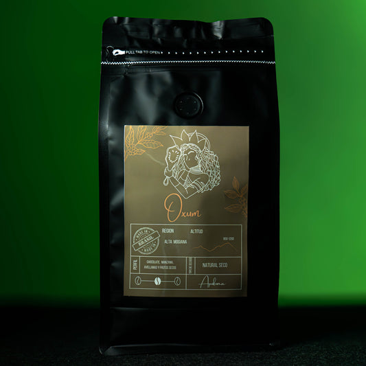 Bolsa de café de especialidad Oxum de Apukuna Coffee, con diseño elegante y tonos verdes. Café de la región Alta Mogiana en Brasil, con notas de chocolate, manzana, avellanas y frutos secos.
