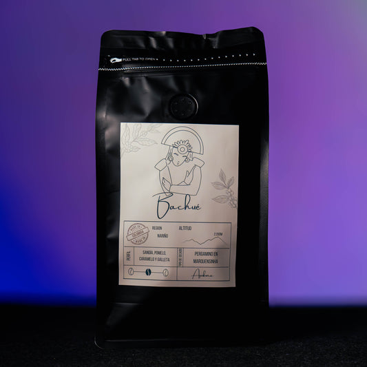 Bolsa de café de especialidad Bachué de Apukuna Coffee con fondo púrpura. Café de Colombia, región Nariño, con notas de sandía, pomelo, caramelo y galleta.
